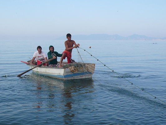 Местните ловят риба с мрежи