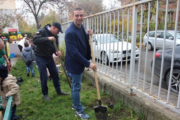 Димитър Колев грабна лопата и се включи в залесяването.