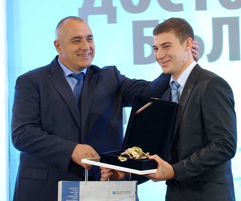През 2012 г. на церемонията на “24 часа” “Достойните българи” премиерът Бойко Борисов връчи голямата награда “Златен ритон” на Христо Кънчев.
