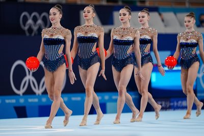 Първите олимпийски шампионки за българската художествена гимнастика излизат за съчетанието си с пет топки в Токио. СНИМКА: ЛЮБОМИР АСЕНОВ, LAP.BG