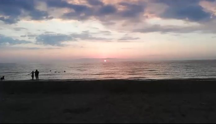 Първото юлско слънце на плажа в Крапец
Снимка и видео: "24 часа"