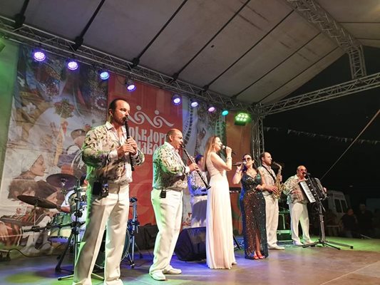 Оркестър "Канарите" вдигнаха настроението във вечерта на наградите

Снимка: Община Свищов