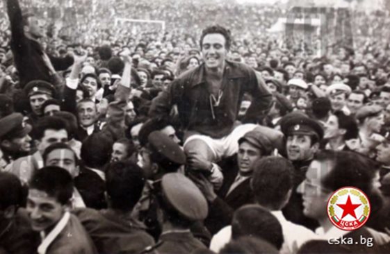 Мил спомен от септември 1948 г. Нако Чакмаков е понесен на ръце от възторжени фенове на "червените" след победата над "Левски" с 3:1, донесла първата шампионска титла на ЦСКА. Снимка Архив