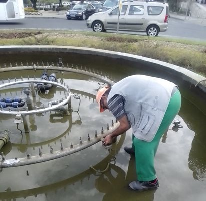 Работник демонтира скъпия фонтан до Водната палата.