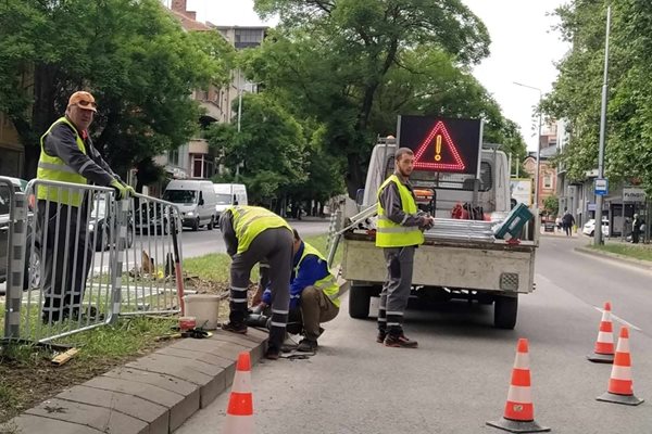Едната лента на булевард "Руски" в Пловдив е отцепена от работниците.