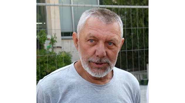 Реставраторът Никола Стоянов.