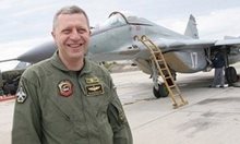 Няма да махат ген. Стойков от ВВС, има големи заслуги в сделката за F-16