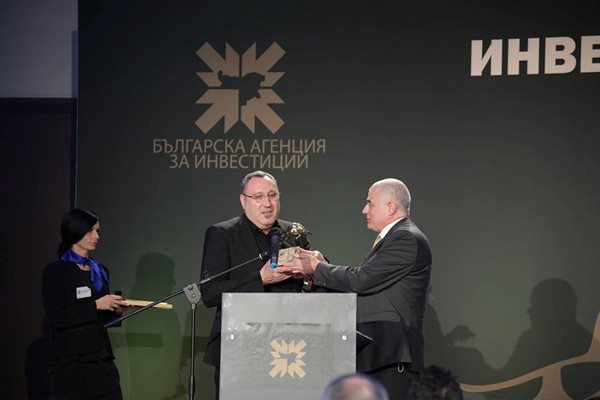 Министърът на труда и социалната политика Георги Гьоков връчи награда на Здравко Линкин, управител на Интерлинк груп.