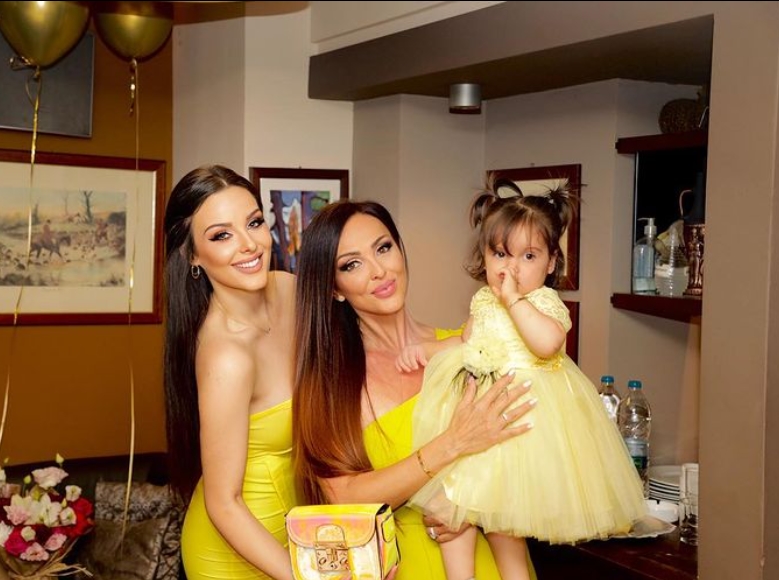 Красиво трио в жълто - Глория с внучка си Галина и дъщеря си Симона (Снимки)