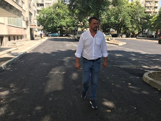 Кметът Георги Стаменов огледа новия паркинг на ул. "Кап. Райчо".