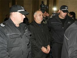 Полицаи водят съдията Славчо Петков СНИМКИ: АНДРЕЙ МИХАЙЛОВ
