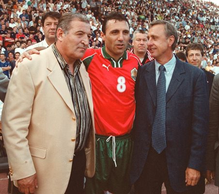 Стоичков с двамата най-важни треньори в кариерата си - Димитър Пенев (вляво) и Йохан Кройф.
