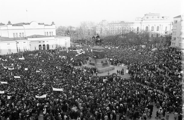 Ноември 1989 г. Гражданите на митинг в очакване на новия елит. Преходът предстои.  СНИМКА: “24 ЧАСА”