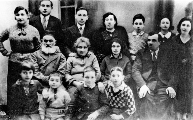 Дядо ми Мелцер и неговите потомци във Вишнево, Полша, 1932. Аз съм третият отляво надясно, на най-задния ред. GPO