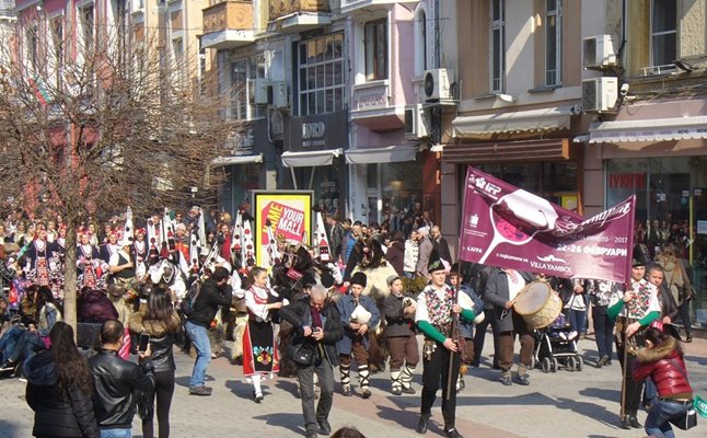 Кукери и гайдари отново ще поведат Дионисиевото шествие в Пловдив.