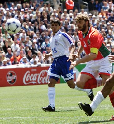 Трифон Иванов играе на две световни и едно европейско първенство. На снимката се бори с играчи на Парагвай по време на мондиала във Франция през 1998 г.