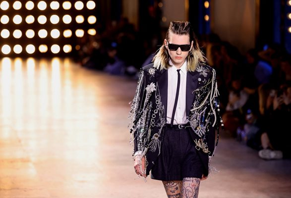 Еди Слиман - звездният дизайнер на "Селин", закри Седмицата на мъжката мода в Париж, която излезе от Ковид-19 в приповдигнато настроение. СНИМКИ: РОЙТЕРС