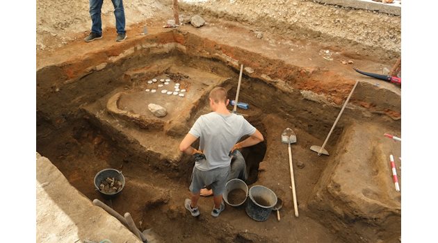 Работна ситуация от разкопките - извършва се археомагнитно датиране с вземане на проби от огнище в могилата. Снимки: Археологически музей-Пловдив.
