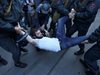 Арестуваха десетки демонстранти при нов протест в Ереван