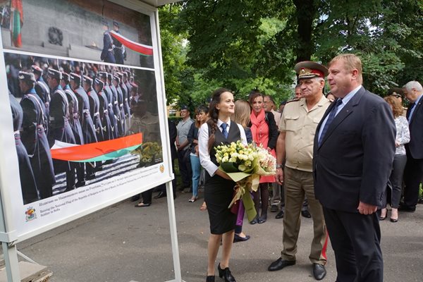 Военният министър Красимир Каракачанов и началникът на отбраната ген. Андрей Боцев откриха изложбата в градинката пред Народния театър. До тях е Вяра Йовева.