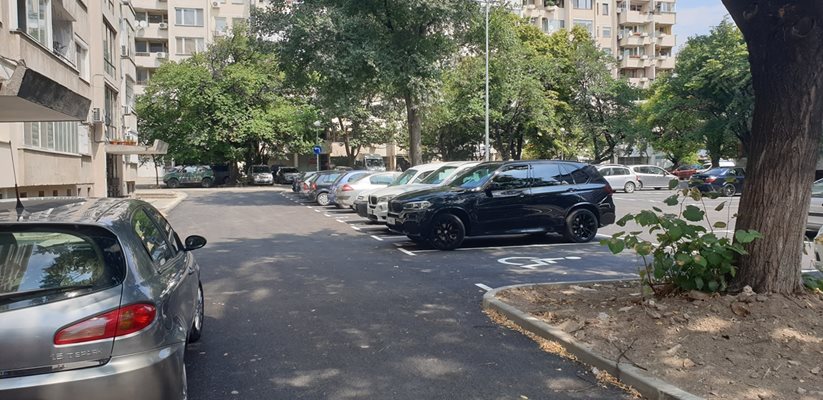 Вече са наредени коли на новия паркинг на ул. "Кап. Райчо".