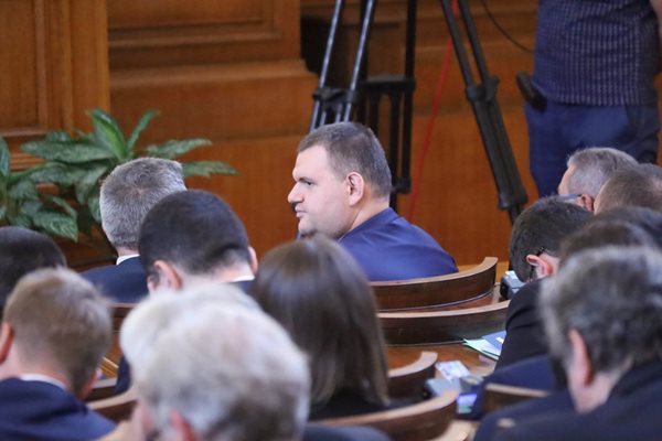 Знаково лидерът на ДПС Мустафа Карадайъ и депутатът Делян Пеевски също гласуваха “за” Денков и кабинета.