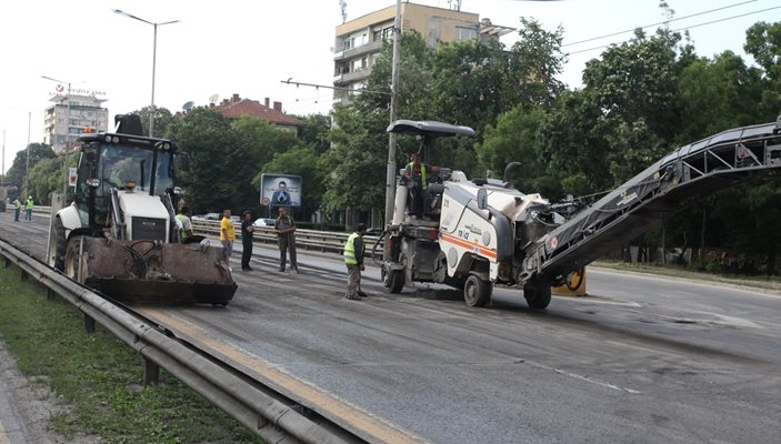 Поне 6 месеца ще минат, докато се изберат нови фирми, които да чистят снега от пътищата през зимата и да ги поддържат през лятото. 

СНИМКА: РУМЯНА ТОНЕВА