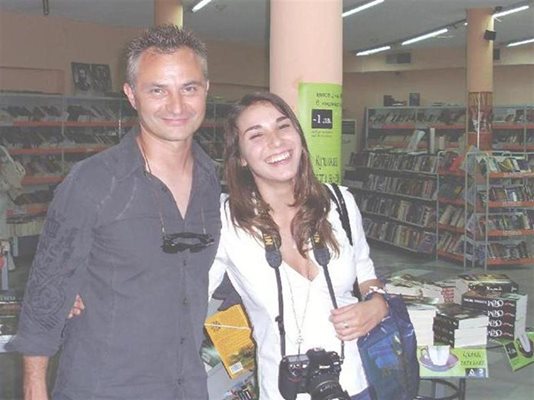 На снимката Сара е в Сан Диего, тази година.
Захари Карабашлиев с дъщеря си Сара в книжарница “Хеликон” в Бургас, 2009 г.
СНИМКИ: ЛИЧЕН АРХИВ