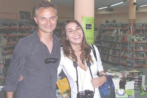На снимката Сара е в Сан Диего, тази година.
Захари Карабашлиев с дъщеря си Сара в книжарница “Хеликон” в Бургас, 2009 г.
СНИМКИ: ЛИЧЕН АРХИВ
