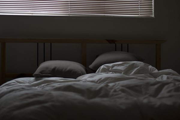 Специалисти посочват, че тайната на адаптирането са удобното легло и тъмнината в спалнята по време на сън.