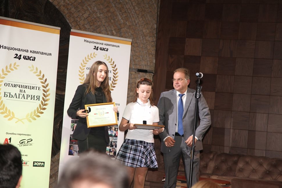 Радомир Чолаков от "Каолин" връчи наградите на Цветелина Стефанова и Сара Илиева.