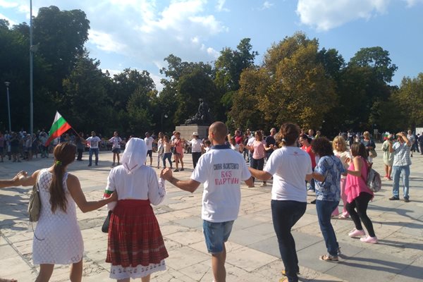 Присъстващи на митинга играха хоро под звуците на гайда