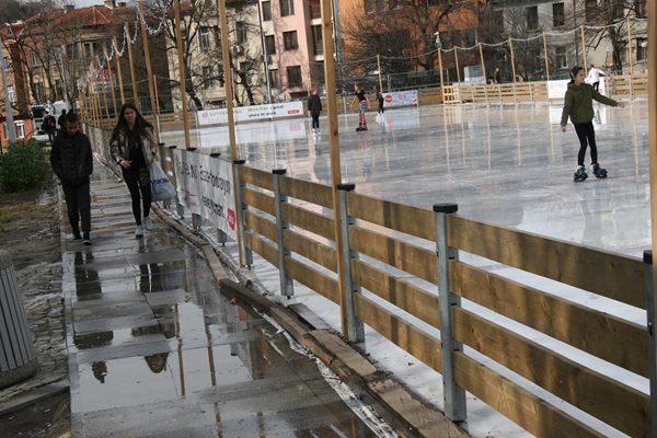 Вода се стича от ледената пързалка в Пловдив. Снимка: Евгени Цветков