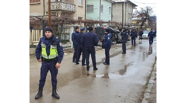 Полиция пред къщата на ул. “Сливница” в Мездра, където намери смъртта си внука на Томов. 