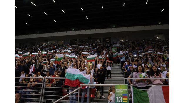 Българските фенове на художествената гимнастика на крака, за да подкрепят ансамбъла.