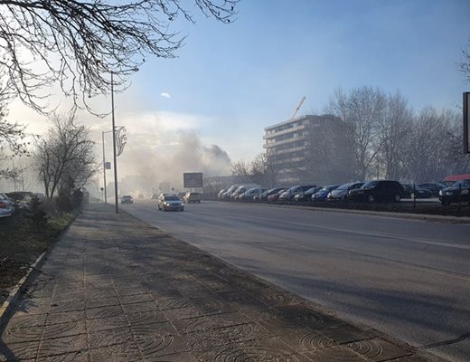 Силният вятър разгаря пожара.