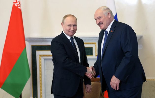 Руският президент Владимир Путин и беларуският му колега Александър Лукашенко се срещнаха в Санкт Петербург снимка Ройтерс