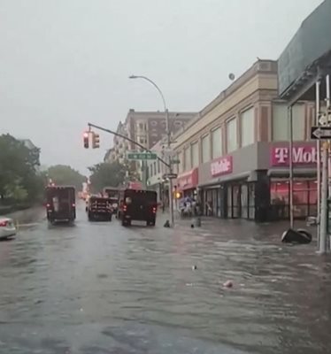 Улиците в Манхатън са залети от вода. Кадър: Туитър