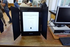 Странен дефект на машина за гласуване във Варна