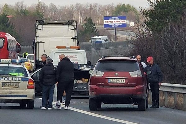 Катастрофа затруднява движението на 16-ти км на АМ "Тракия" 
СНИМКА: Facebook/Катастрофи в София