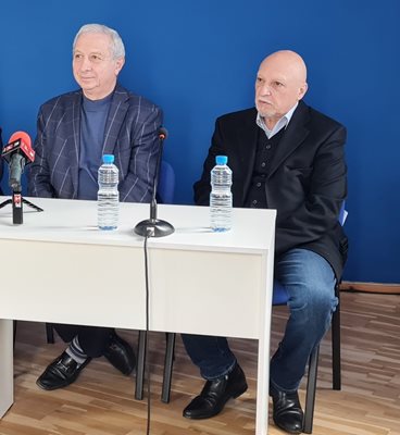 Проф. Огнян Герджиков и председателят на НДСВ Станимир Илчев са водачи на партията в София.