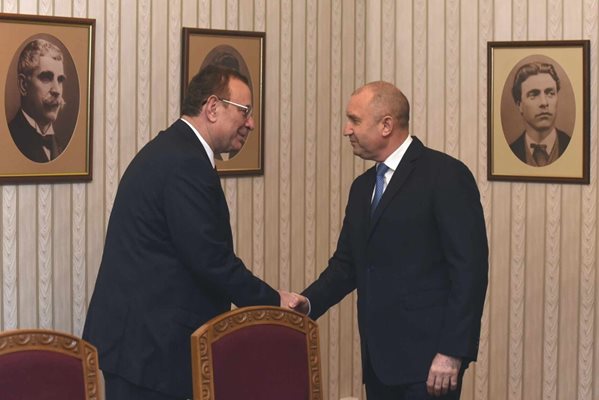 Съпредседателят на ДПС Джевдет Чакъров се поздравява с президента Румен Радев преди началото на срещата.