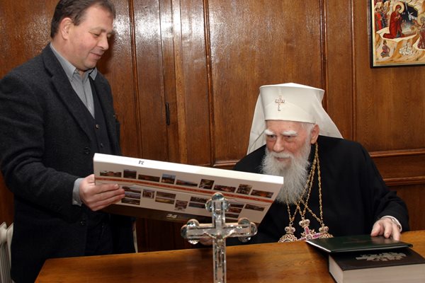 22 декември 2006 г. Ники Москов подарява на патриарх Максим календара на “24 часа” с 24-те чудеса на България.