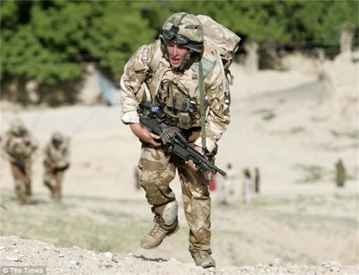 В афганистанската провинция Хелманд стрелецът изпълнява тежки задачи