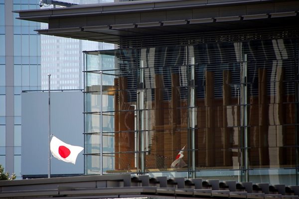 Японското знаме е свалено в знак на траур