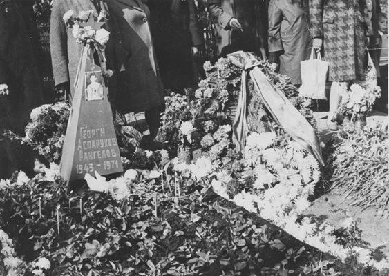 Гробът на Георги Аспарухов е отрупан с цветя и венци. Кой е покойникът, е указано с конус, на който има и негова снимка.