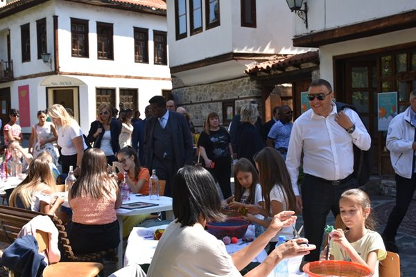 Кметът д-р Камбитов показа забележителностите на Благоевград на гостите от Дипломатическия корпус.
