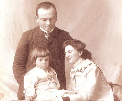 Актрисата с мъжа си Христо Ганчев и синът им Гани