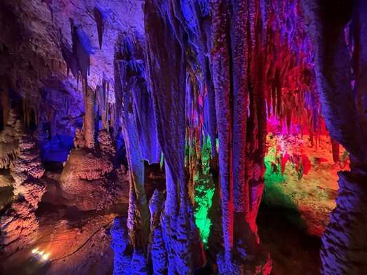 Пещерата е артистично осветена