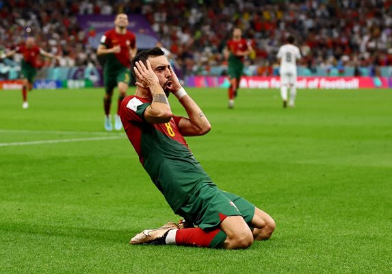 Бруно Фернандеш се радва, след като вкара втори гол за Португалия срещу Уругвай